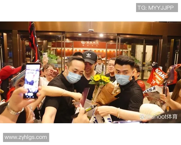 足球明星街头遭粉丝热情围堵要求合影瞬间引发热议